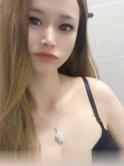 老师穿着性感的内衣坐在床边等我